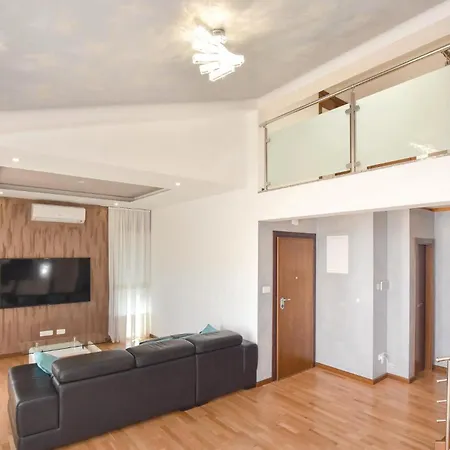 Beautiful In Stobrec With Sauna 度假居 *