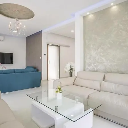 Beautiful In Stobrec With Sauna 度假居