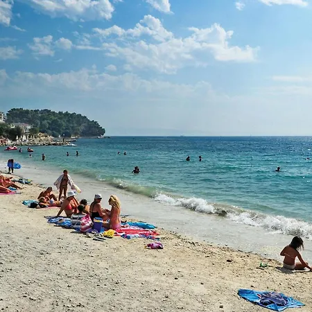 Beautiful In Stobrec With Sauna 度假居 *