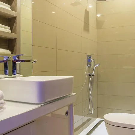 Beautiful In Stobrec With Sauna 度假居