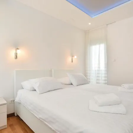 Beautiful In Stobrec With Sauna ספליט