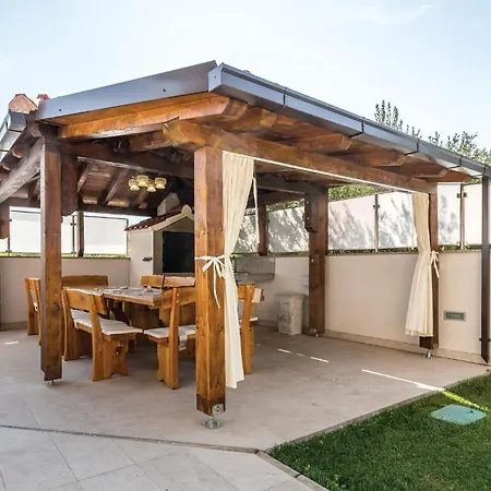 בית נופש Beautiful In Stobrec With Sauna ספליט