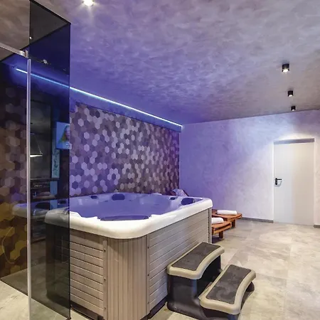 Beautiful In Stobrec With Sauna בית נופש *