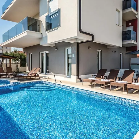 Beautiful In Stobrec With Sauna בית נופש *