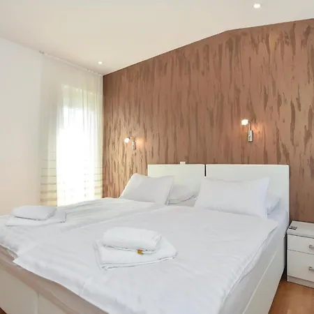 Gorgeous In Stobrec With Sauna 度假居 *