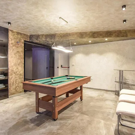 Beautiful In Stobrec With Sauna Vikendica