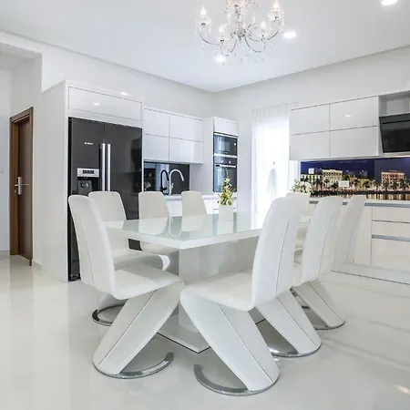 Vakantiehuis Beautiful In Stobrec With Sauna